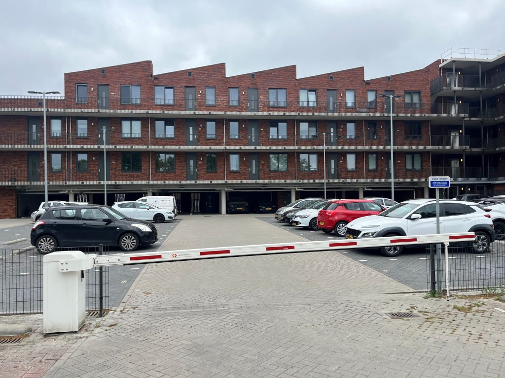 Privaat parkeerterrein met slagboom voor een appartementencomplex